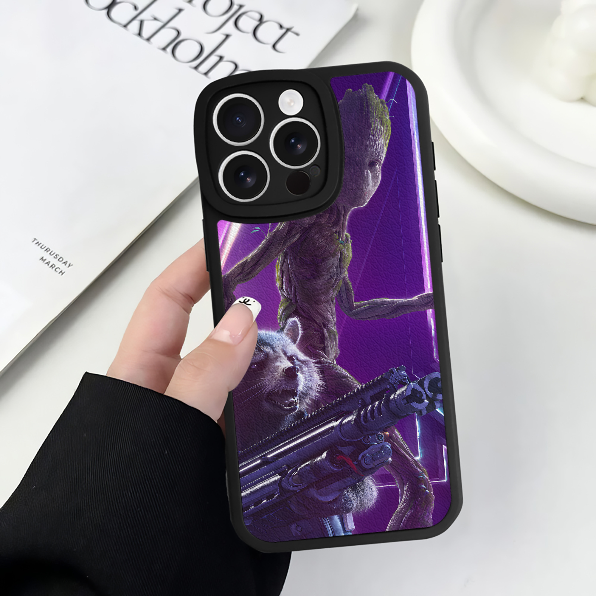 （画像用） アベンジャーズ The Avengers 【iPhone 16シリーズ対応】シリコンスマホケース（レザー調） 材質：シリコン